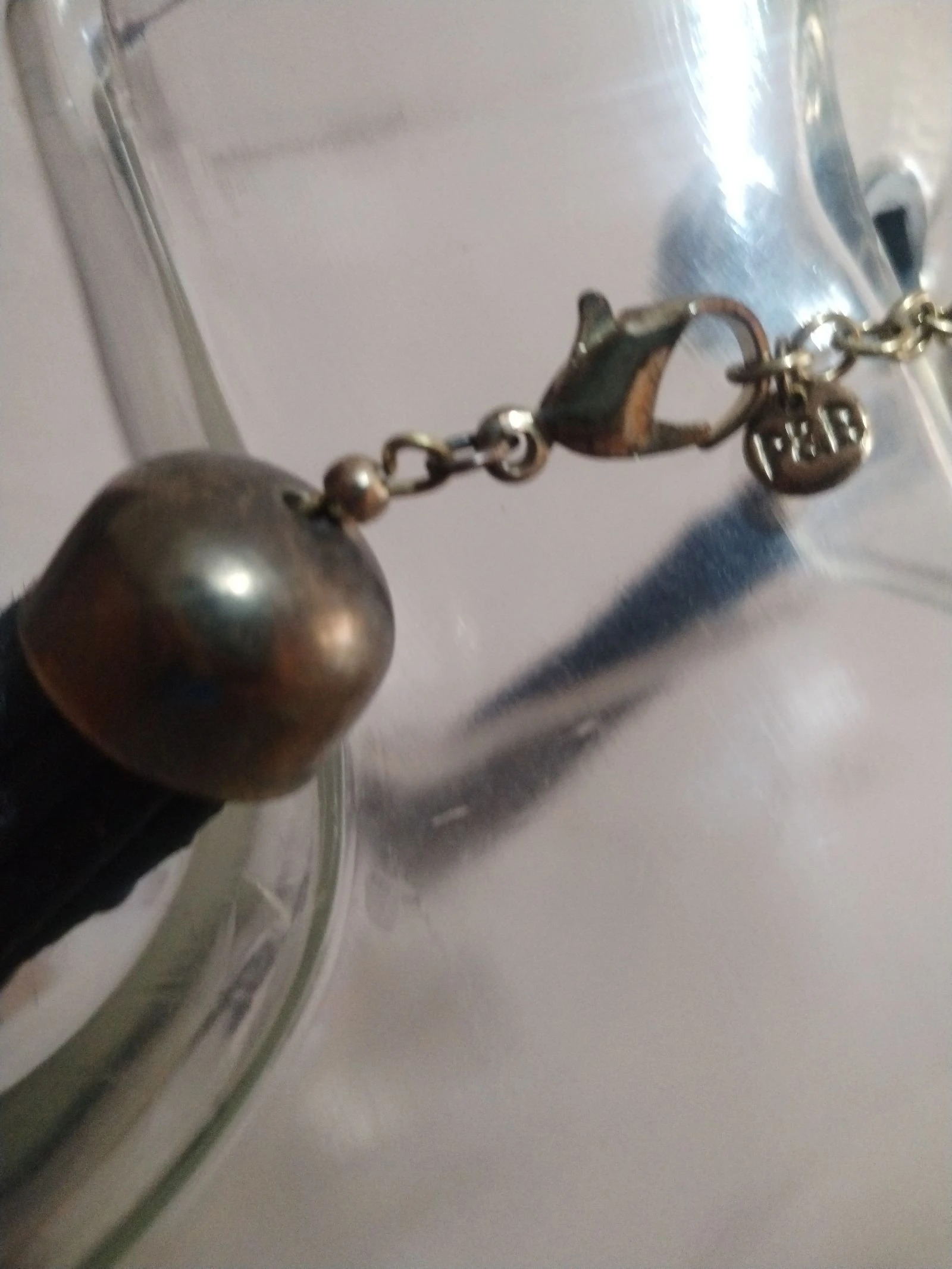 Colar em preto e dourado escuro com um design espetacular – photo 4